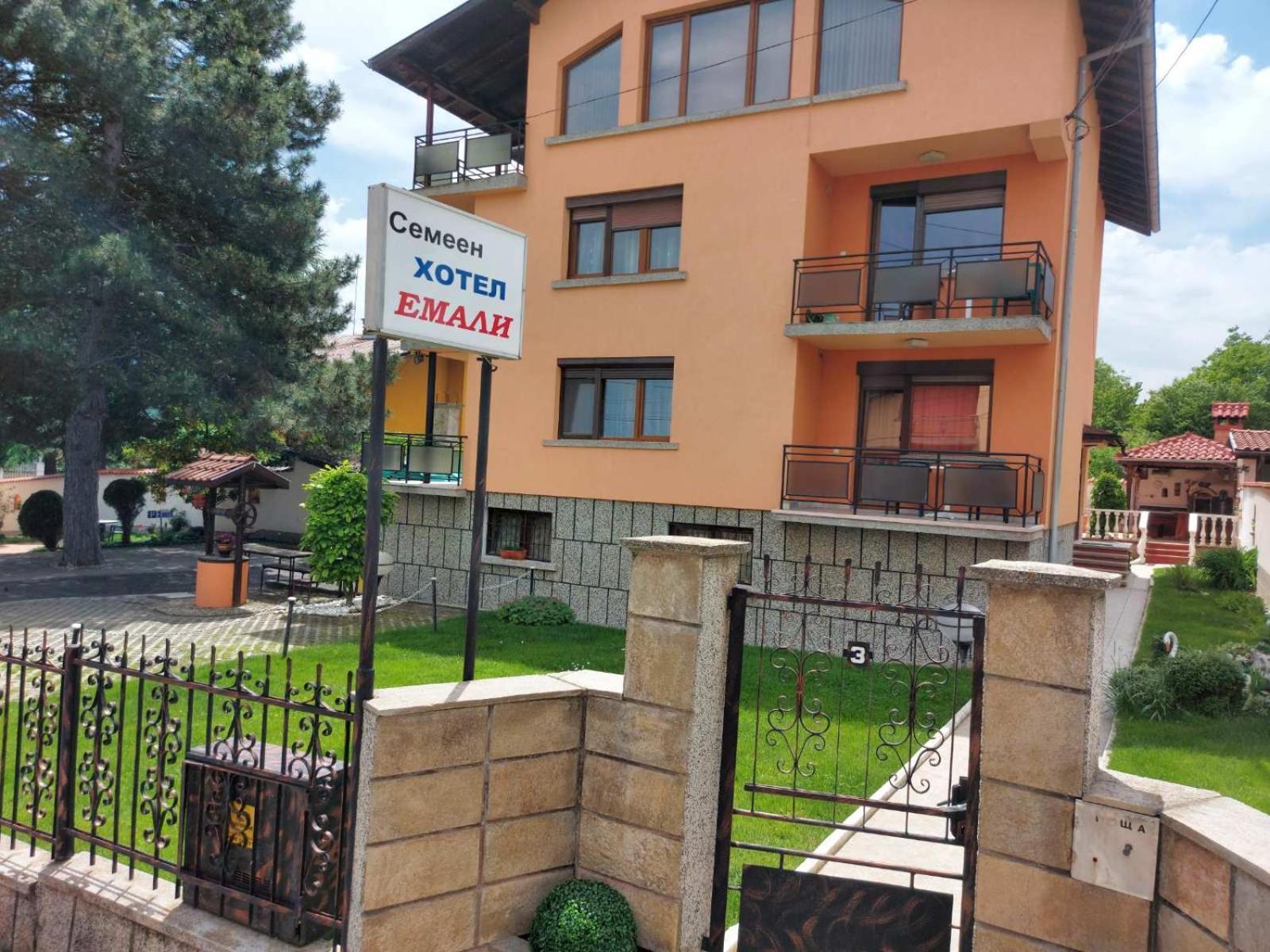Family Hotel Emaly 1 Bankja Exteriér fotografie